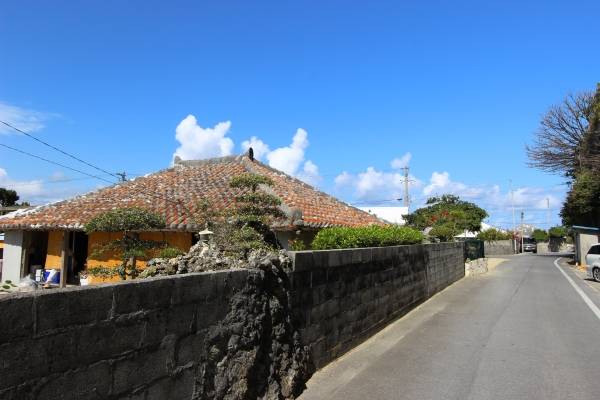 浜比嘉島の赤瓦屋根の家