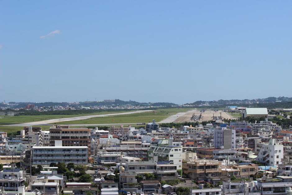 普天間基地を一望