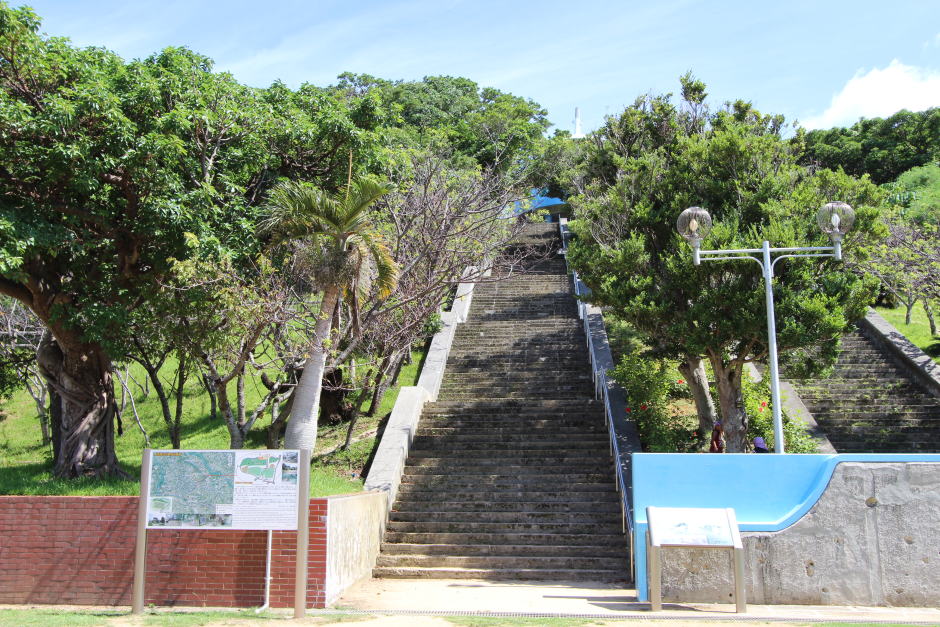 難所の階段と弾痕の塀