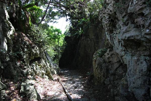 岩と岩の間の道