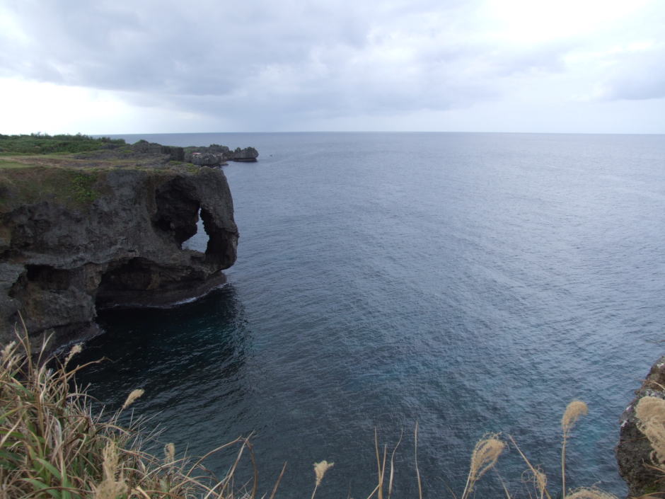 曇りや雨の日の万座毛