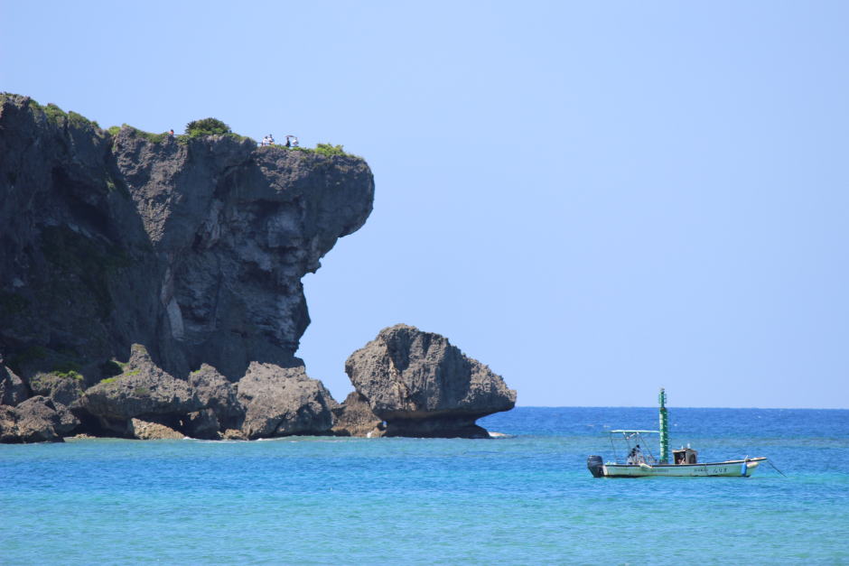 万座毛の崖の高さ