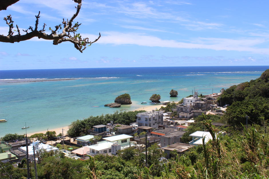 遠くから見た新原ビーチ