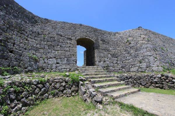 中城城跡一の郭の城壁とアーチの門