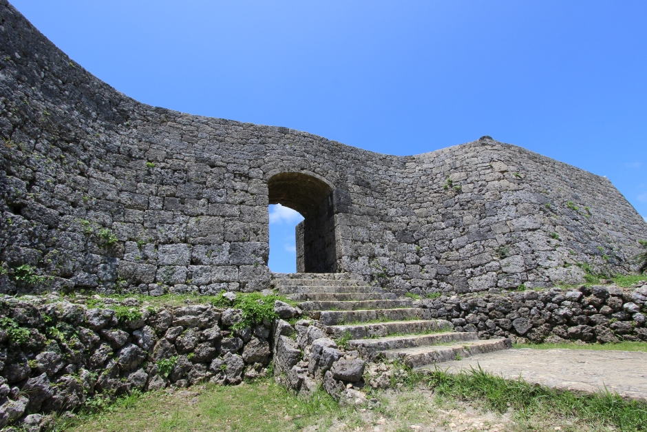 一の郭の城壁とアーチの門