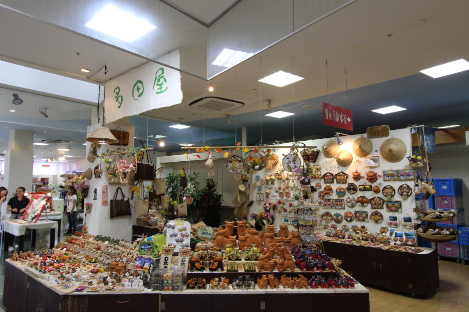 シーサーなどのお土産がズラリ