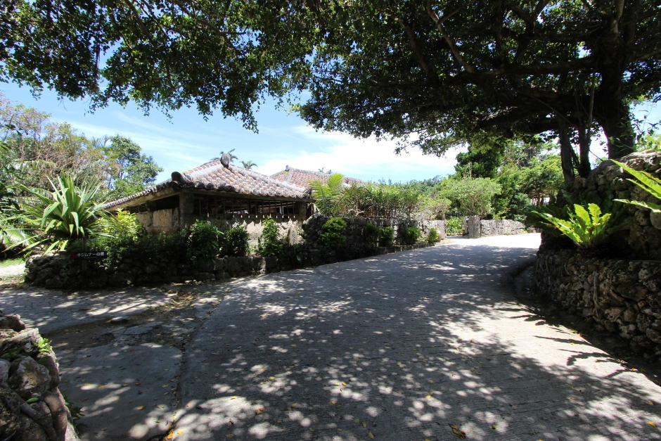 写真中央に旧玉那覇(たまなは)家