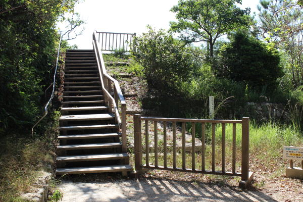石畳の階段の上に作られた木製の階段