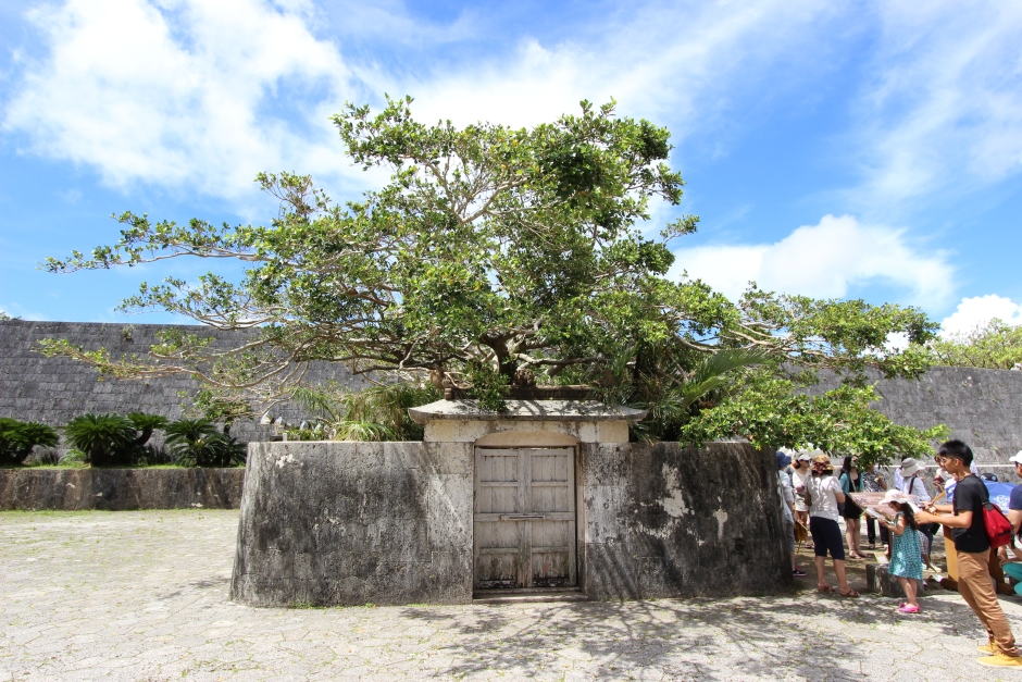 首里森御嶽(すいむいうたき)