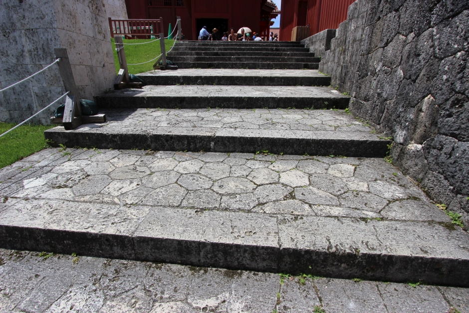 傾斜がついた階段