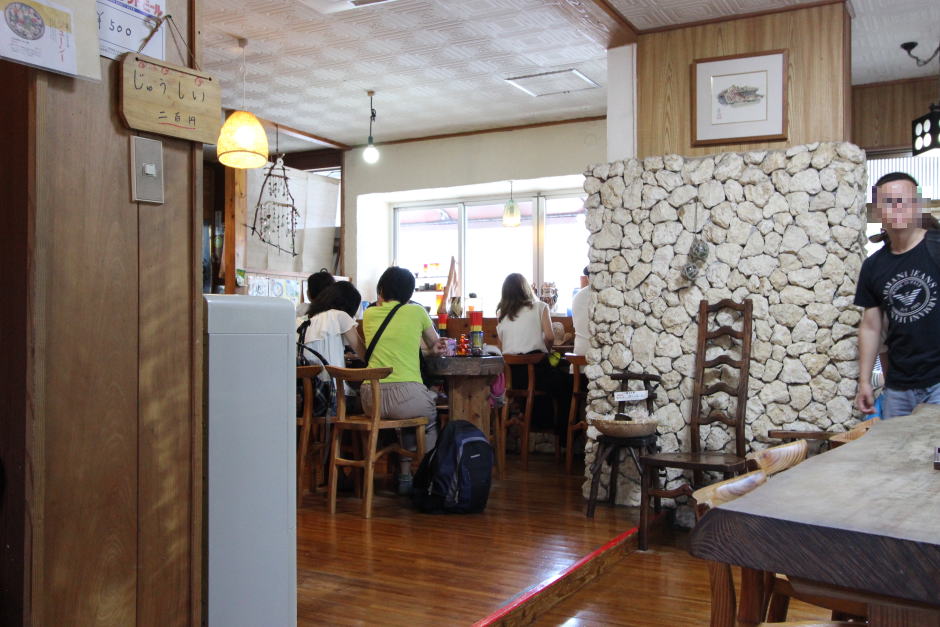 首里そばの店内